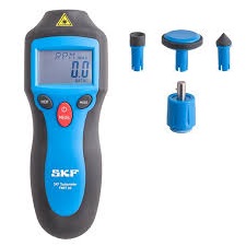 Obraz jest ucieleśnieniem nowoczesnej technologii pomiarowej w utrzymaniu ruchu. Kompozycja jest czysta, techniczna i skupiona na produkcie, emanując precyzją, łatwością użycia i profesjonalizmem. Dominują w niej charakterystyczne dla SKF barwy &ndash; niebieski i szary &ndash; oraz wysokiej jakości materiały, z kt&oacute;rych wykonany jest tachometr. Całość jest osadzona w kontekście autoryzowanego polskiego dystrybutora DAKAM. W centrum uwagi, na czystej, białej lub metalowej powierzchni (lub trzymany w dłoni w czystej rękawicy roboczej), znajduje się tachometr laserowy SKF TKRT (np. TKRT 10, TKRT 20 lub nowszy model): &bull;	Ergonomiczna forma: Prezentowane jest poręczne, pistoletowe lub prostopadłościenne urządzenie, zaprojektowane do wygodnej obsługi jedną ręką. &bull;	Kluczowe elementy: Ujęcia makro eksponują: o	Soczewka lasera/odbiornika: Wyraźnie widoczna na przedniej części urządzenia, symbolizuje bezkontaktową metodę pomiaru. o	Duży wyświetlacz LCD: Podświetlony ekran pokazujący wyraźną wartość prędkości obrotowej (np. w RPM) lub liniowej (np. w m/min). o	Intuicyjne przyciski: Prosty interfejs z kilkoma przyciskami do wyboru trybu pomiaru, jednostek i zapisu danych. o	(Opcjonalnie) Obok tachometru leży rolka taśmy odblaskowej, kt&oacute;ra jest często używana podczas pomiar&oacute;w laserowych. &bull;	Marka SKF: Na solidnej obudowie widoczne jest wyraźne, oryginalne logo "SKF" oraz oznaczenie modelu (np. "TKRT 10"), co jest gwarancją autentyczności i światowej klasy technologii. Tło jest subtelnie rozmyte (efekt bokeh), ale jednoznacznie wskazuje na profesjonalną dystrybucję na terenie Polski: &bull;	Nowoczesny magazyn DAKAM: W tle widać rzędy wysokich regał&oacute;w magazynowych, wypełnionych uporządkowanymi, oryginalnymi, niebieskimi opakowaniami SKF. Duża ilość towaru na stanie wizualnie potwierdza status "sprawdzonego dystrybutora". &bull;	Logo Dystrybutora: W dyskretnym, ale widocznym miejscu umieszczone jest logo DAKAM, z dopiskiem "Autoryzowany Dystrybutor SKF" lub "Centrum Utrzymania Ruchu", co buduje jego markę jako zaufanego partnera w dostawach narzędzi diagnostycznych. Obraz niesie jasny komunikat: "Jako autoryzowany polski dystrybutor DAKAM, posiadamy na stanie precyzyjne tachometry laserowe SKF TKRT, niezbędne do bezkontaktowego pomiaru prędkości obrotowej i liniowej w maszynach, pomagające w diagnostyce i utrzymaniu ruchu".