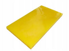 Półfabrykaty z PU oraz gotowe detale na zamówienie. Obraz jest ucieleśnieniem kompleksowej oferty w dziedzinie specjalistycznych elastomerów konstrukcyjnych, skupiając się na Poliuretanie (PU). Kompozycja w unikalny sposób łączy sprzedaż surowych półfabrykatów PU z precyzyjną usługą obróbki CNC. Dominują w niej charakterystyczne dla poliuretanu barwy – żywy, często półprzezroczysty żółty lub pomarańczowy kolor – co symbolizuje energię, elastyczność i niezrównaną odporność na ścieranie. W centrum uwagi, na czystym, metalowym stole warsztatowym (lub białym tle), znajduje się starannie zaaranżowana kompozycja "przed i po": • Półfabrykaty (Sprzedaż): o Płyta PU: Starannie docięty fragment płyty (arkusza). o Pręt PU: Solidny, cylindryczny wałek. o Tuleja PU: Pusta w środku rura. Wszystkie elementy mają jednolity, jaskrawy żółto-pomarańczowy kolor, który jest wizytówką tego materiału. • Kluczowy detal (Obróbka): o Gotowy detal: Obok surowych półfabrykatów leży precyzyjnie wykonany, gotowy komponent obrobiony z poliuretanu. Może to być np. rolka bieżna, zgarniacz taśmowy, element sprzęgła lub niestandardowa uszczelka/podkładka tłumiąca z wyfrezowanymi rowkami i otworami. Precyzyjne krawędzie i gładka powierzchnia obrobionego elementu podkreślają mistrzostwo wykonania. • Precyzja: Obok gotowego detalu leży suwmiarka cyfrowa, co wizualnie komunikuje Tło jest subtelnie rozmyte (efekt bokeh), ale jednoznacznie wskazuje na podwójne kompetencje DAKAM: • Po lewej (Obróbka): Widoczny jest fragment nowoczesnej maszyny CNC (frezarki lub tokarki), co wizualnie potwierdza zdolność do wykonywania precyzyjnej obróbki elastomerów na miejscu. • Po prawej (Sprzedaż/Magazyn): W tle widać rzędy wysokich regałów magazynowych, wypełnionych długimi prętami i tulejami oraz dużymi, kolorowymi (żółtymi/pomarańczowymi) płytami (formatkami). To wizualnie potwierdza dużą dostępność magazynową. • Logo Dystrybutora: W dyskretnym, ale widocznym miejscu umieszczone jest logo DAKAM, z dopiskiem "Centrum Tworzyw Konstrukcyjnych" lub "Sprzedaż i Obróbka CNC". Obraz niesie jasny komunikat: "Jako sprawdzony polski dystrybutor DAKAM, posiadamy na stanie pełen asortyment Poliuretanu (płyt, prętów i tulei), który docinamy i obrabiamy na gotowo według Twojego rysunku technicznego, zapewniając niezrównaną odporność na ścieranie i obciążenia dynamiczne".