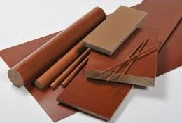 Obraz jest ucieleśnieniem kompleksowej oferty w dziedzinie specjalistycznych tworzyw konstrukcyjnych. Kompozycja w unikalny spos&oacute;b łączy sprzedaż surowych p&oacute;łfabrykat&oacute;w Tekstolitu z precyzyjną usługą obr&oacute;bki CNC. Dominują w niej charakterystyczne dla Tekstolitu (PF CC) barwy &ndash; ciemny, techniczny brąz &ndash; oraz sterylne, metaliczne akcenty warsztatu obr&oacute;bczego. Całość jest osadzona w kontekście autoryzowanego polskiego dystrybutora DAKAM. W centrum uwagi, na czystym, metalowym stole warsztatowym (lub białym tle), znajduje się starannie zaaranżowana kompozycja "przed i po": &bull;	P&oacute;łfabrykaty (Sprzedaż): o	Płyta Tekstolitowa: Starannie docięty fragment płyty. Na jej bocznej krawędzi wyraźnie widoczna jest charakterystyczna, warstwowa struktura (laminat), będąca wizyt&oacute;wką tego materiału. o	Pręt Tekstolitowy: Solidny, cylindryczny wałek, r&oacute;wnież z widoczną strukturą na przecięciu. &bull;	Kluczowy detal (Obr&oacute;bka): o	Gotowy detal: Obok surowych p&oacute;łfabrykat&oacute;w leży precyzyjnie wykonany, gotowy komponent obrobiony z Tekstolitu. Może to być np. koło zębate, panewka ślizgowa lub złożony izolator elektryczny z wywierconymi otworami i wyfrezowanymi rowkami. Świeżo obrobione powierzchnie detalu są jaśniejsze, co kontrastuje z ciemną "sk&oacute;rą" p&oacute;łfabrykatu. &bull;	Precyzja: Obok gotowego detalu leży suwmiarka cyfrowa, co wizualnie komunikuje precyzję i kontrolę wymiarową usługi obr&oacute;bki. Tło jest subtelnie rozmyte (efekt bokeh), ale jednoznacznie wskazuje na podw&oacute;jne kompetencje DAKAM: &bull;	Po lewej (Obr&oacute;bka): Widoczny jest fragment nowoczesnej maszyny CNC (frezarki lub tokarki), co wizualnie potwierdza zdolność do wykonywania precyzyjnej obr&oacute;bki na miejscu. &bull;	Po prawej (Sprzedaż/Magazyn): W tle widać rzędy wysokich regał&oacute;w magazynowych, wypełnionych dużymi płytami (formatkami) oraz długimi prętami Tekstolitu. To wizualnie potwierdza dużą dostępność magazynową. &bull;	Logo Dystrybutora: W dyskretnym, ale widocznym miejscu umieszczone jest logo DAKAM, z dopiskiem "Centrum Tworzyw Konstrukcyjnych" lub "Sprzedaż i Obr&oacute;bka CNC". Obraz niesie jasny komunikat: "Jako sprawdzony polski dystrybutor DAKAM, posiadamy na stanie pełen asortyment płyt i pręt&oacute;w z Tekstolitu, kt&oacute;re docinamy i obrabiamy na gotowo według Twojego rysunku technicznego".