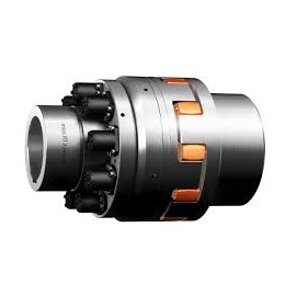 Obraz jest ucieleśnieniem najwyższego standardu bezpieczeństwa maszyn i technologii swobodnego biegu (load separating). Kompozycja skupia się na zaawansowanej konstrukcji sprzęgła KTR-SI FRE, łącząc techniczny wizerunek mechanizmu rozłączającego z profesjonalizmem i dostępnością, jakie oferuje autoryzowany polski dystrybutor DAKAM. Dominują w niej barwy: lśniąca, wysokogatunkowa stal, techniczna szarość i czerń element&oacute;w uszczelniających. W centrum uwagi, na czystej, industrialnej powierzchni (np. metalowym stole warsztatowym), znajduje się starannie wyeksponowane sprzęgło przeciążeniowe KTR-SI FRE: &bull;	Solidna, kompaktowa konstrukcja: Prezentowany jest precyzyjny moduł sprzęgła. Widoczna jest stalowa piasta i kołnierz (flansza), do kt&oacute;rego można przymocować koło pasowe lub zębate. &bull;	Mechanizm Rozłączny (FRE): To kluczowy wyr&oacute;żnik. Ujęcie makro eksponuje detale mechanizmu zapadkowego (kulki/wałeczki i gniazda). Konstrukcja wizualnie sugeruje, że w momencie przeciążenia elementy te całkowicie wychodzą z zazębienia, pozwalając na swobodny obr&oacute;t części napędzającej bez przenoszenia resztkowego momentu na część bierną (brak tarcia i zużycia podczas awarii). &bull;	Łożyskowanie: Wewnątrz sprzęgła widoczne jest wysokiej jakości łożysko, kt&oacute;re umożliwia swobodny bieg (obr&oacute;t względny) po rozłączeniu napędu. &bull;	Nakrętka regulacyjna: Charakterystyczna nakrętka z podziałką, umożliwiająca precyzyjne nastawienie momentu zadziałania. &bull;	Marka Premium: Na stalowym korpusie widoczne jest wyraźne, laserowo grawerowane logo "KTR" oraz typ "SI FRE", co jest gwarancją autentyczności. Tło jest subtelnie rozmyte (efekt bokeh), ale jednoznacznie wskazuje na profesjonalną dystrybucję na terenie Polski: &bull;	Nowoczesny magazyn DAKAM: W tle widać rzędy regał&oacute;w z systemem drobnicowym, wypełnionych uporządkowanymi, oryginalnymi opakowaniami KTR. Duża ilość towaru na stanie wizualnie potwierdza status "sprawdzonego dystrybutora". &bull;	Logo Dystrybutora: W dyskretnym, ale widocznym miejscu umieszczone jest logo DAKAM, z dopiskiem "Autoryzowany Dystrybutor KTR", co buduje markę jako eksperta od zaawansowanych zabezpieczeń. Obraz niesie jasny komunikat: "Jako autoryzowany polski dystrybutor DAKAM, posiadamy na stanie zaawansowane sprzęgła przeciążeniowe KTR-SI FRE, kt&oacute;re w przypadku awarii całkowicie rozłączają napęd (swobodny bieg), chroniąc maszynę i samo sprzęgło przed zużyciem".