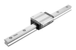 Obraz jest ucieleśnieniem japońskiej precyzji i inżynierskiej niezawodności, kt&oacute;re są synonimem marki THK. Kompozycja łączy w sobie sterylny, high-tech'owy wizerunek standardowych prowadnic szynowych z profesjonalizmem i zaufaniem, jakie budzi sprawdzony polski dystrybutor DAKAM. Całość emanuje jakością i gotowością do natychmiastowej dostawy. W centrum uwagi, na czystej, metalowej lub białej powierzchni, znajduje się flagowy produkt THK &ndash; standardowa prowadnica szynowa (LM Guide), np. z popularnej serii SHS lub HSR. &bull;	Precyzja wykonania: Cały komponent &ndash; zar&oacute;wno lśniąca, idealnie wyszlifowana szyna (rail), jak i kompaktowy, precyzyjnie wykonany w&oacute;zek (block) &ndash; emanuje najwyższą jakością obr&oacute;bki. &bull;	System recyrkulacji kulek: Ujęcie makro eksponuje jakość wykonania w&oacute;zka, precyzyjne uszczelnienia końcowe oraz (w domyśle) płynnie działający system recyrkulacji kulek, kt&oacute;ry zapewnia płynny i stabilny ruch. &bull;	Marka Premium: Na bocznej powierzchni w&oacute;zka widoczne jest wyraźne, laserowo grawerowane logo "THK", co jest gwarancją autentyczności i najwyższej japońskiej jakości. Tło jest subtelnie rozmyte (efekt bokeh), ale jednoznacznie wskazuje na profesjonalną, wielkoskalową dystrybucję na terenie Polski: &bull;	Nowoczesny magazyn DAKAM: W tle widać rzędy wysokich regał&oacute;w magazynowych, wypełnionych uporządkowanymi, oryginalnymi opakowaniami THK oraz długimi tubami do przechowywania szyn. Duża ilość towaru na stanie wizualnie potwierdza status "sprawdzonego dystrybutora" i gwarantuje szybkie dostawy. &bull;	Kontekst "w Polsce": W rogu obrazu lub jako element graficzny (np. flaga na opakowaniu, znak "Polski Dystrybutor") umieszczony jest akcent podkreślający krajową dystrybucję. &bull;	Logo Dystrybutora: W dyskretnym, ale widocznym miejscu umieszczone jest logo DAKAM, z dopiskiem "Autoryzowany Dystrybutor THK", co buduje jego markę jako zaufanego partnera. Obraz niesie jasny komunikat: "Jako sprawdzony polski dystrybutor DAKAM, posiadamy pełen asortyment niezawodnych, standardowych prowadnic liniowych THK, dostępnych natychmiast z naszego magazynu, wraz z usługą cięcia na wymiar".