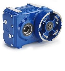 Reduktory walcowe płaskie. Wysoki moment obrotowy. Obraz jest ucieleśnieniem mocy, wysokiej sprawności i niezawodności w technice napędowej, skupiając się na przekładniach walcowych płaskich. Kompozycja łączy w sobie potężny, techniczny wizerunek tych specjalistycznych reduktorów z profesjonalizmem i dostępnością, jakie budzi autoryzowany polski dystrybutor DAKAM. Dominują w niej industrialne barwy – żeliwo (korpusy), stal (wały) oraz charakterystyczny niebieski lub szary kolor farby przemysłowej. W centrum uwagi, na czystej, industrialnej powierzchni (np. metalowym stole warsztatowym lub białym tle), znajduje się starannie zaaranżowany zestaw reduktorów walcowych płaskich: • Charakterystyczna płaska konstrukcja: Prezentowany jest solidny reduktor (lub kompletny motoreduktor), którego wał wejściowy i wyjściowy są do siebie równoległe, ale przesunięte (nie są współosiowe). To wizualny wyróżnik tej serii. • Solidny, żeliwny korpus: Masywna, często prostopadłościenna obudowa wizualnie komunikuje zdolność do przenoszenia potężnych momentów obrotowych i przeznaczenie do ciężkich zastosowań przemysłowych (np. przenośniki, mieszadła). • Tuleja drążona (Hollow Shaft): Na wale wyjściowym wyraźnie widoczna jest tuleja drążona z rowkiem wpustowym (lub gniazdem na tarczę zaciskową), co podkreśla nowoczesność i łatwość montażu (bezpośrednio na wale maszyny). • Marki: Na korpusach widoczne są oznaczenia typu lub logotypy czołowych producentów (np. Bonfiglioli, Motovario, Siemens, SIT, Nord), co buduje zaufanie do oferty dystrybutora. Tło jest subtelnie rozmyte (efekt bokeh), ale jednoznacznie wskazuje na profesjonalną dystrybucję na terenie Polski: • Nowoczesny magazyn DAKAM: W tle widać rzędy wysokich regałów magazynowych. Na półkach składowane są oryginalne opakowania (kartony) oraz zapas przekładni i motoreduktorów czołowych marek. Duża ilość towaru na stanie wizualnie potwierdza status "sprawdzonego dystrybutora". • Logo Dystrybutora: W dyskretnym, ale widocznym miejscu umieszczone jest logo DAKAM, z dopiskiem "Centrum Techniki Napędowej" lub "Autoryzowany Dystrybutor", co buduje jego markę jako zaufanego partnera. Obraz niesie jasny komunikat: "Jako sprawdzony polski dystrybutor DAKAM, posiadamy na stanie pełen asortyment wydajnych reduktorów walcowych płaskich (równoległych) od najlepszych producentów, idealnych do przenoszenia wysokich momentów obrotowych".