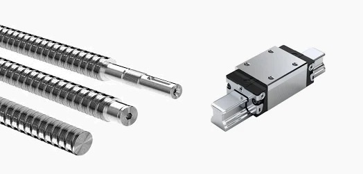 Obraz jest ucieleśnieniem niemieckiej inżynierii, innowacyjności i kompleksowości rozwiązań ("Drive & Control"), kt&oacute;re są synonimami marki Bosch Rexroth. Kompozycja łączy w sobie sterylny, high-tech'owy wizerunek całego asortymentu produkt&oacute;w z profesjonalizmem i dostępnością, jakie budzi autoryzowany polski dystrybutor DAKAM. Dominują w niej charakterystyczne dla Bosch Rexroth barwy &ndash; głęboki błękit, biel i techniczna szarość. W centrum uwagi, na czystej, industrialnej powierzchni (np. metalowym stole warsztatowym), znajduje się starannie zaaranżowany zestaw flagowych produkt&oacute;w Bosch Rexroth, kt&oacute;ry wizualnie demonstruje kompleksowość oferty: &bull;	Technika liniowa: Prezentowana jest prowadnica liniowa (np. profilowa) z precyzyjnym w&oacute;zkiem kulkowym lub rolkowym. &bull;	Hydraulika Przemysłowa: Solidny blok zaworowy (rozdzielacz hydrauliczny) lub pompa hydrauliczna, symbolizujące potęgę i precyzję sterowania hydrauliką siłową. &bull;	Technika montażu (Profile aluminiowe): Fragment charakterystycznego profilu aluminiowego z rowkami teowymi, stanowiący bazę dla budowy maszyn i stanowisk. &bull;	Napędy i sterowanie: Nowoczesny przemiennik częstotliwości (falownik) lub serwonapęd, reprezentujący inteligentne sterowanie ruchem. &bull;	Marka Premium: Na wszystkich komponentach widoczne są wyraźne, oryginalne logotypy "Bosch Rexroth", co jest gwarancją autentyczności i najwyższej niemieckiej jakości. Tło jest subtelnie rozmyte (efekt bokeh), ale jednoznacznie wskazuje na profesjonalną, wielkoskalową dystrybucję na terenie Polski: &bull;	Nowoczesny magazyn DAKAM: W tle widać rzędy wysokich regał&oacute;w magazynowych, wypełnionych uporządkowanymi, oryginalnymi, niebiesko-białymi opakowaniami Bosch Rexroth. Duża ilość towaru na stanie wizualnie potwierdza status "sprawdzonego dystrybutora". &bull;	Logo Dystrybutora: W dyskretnym, ale widocznym miejscu umieszczone jest logo DAKAM, z dopiskiem "Autoryzowany Dystrybutor Bosch Rexroth", co buduje jego markę jako zaufanego partnera w dostawach zaawansowanych rozwiązań. Obraz niesie jasny komunikat: "Jako autoryzowany polski dystrybutor DAKAM, posiadamy na stanie pełen asortyment innowacyjnych produkt&oacute;w Bosch Rexroth &ndash; od techniki liniowej i napędowej, przez hydraulikę, po technikę montażu &ndash; dostępnych natychmiast z naszego magazynu".