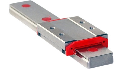 Prowadnice Schneeberger MINIRAIL. Szwajcarska precyzja w DAKAM. Prowadnice Miniaturowe Schneeberger MINIRAIL MN w DAKAM Obraz jest ucieleśnieniem szwajcarskiej precyzji, minimalizmu i technologicznej doskonałości. Prezentuje flagowy produkt marki Schneeberger – prowadnicę miniaturową MINIRAIL MN – jako klejnot inżynierii. Kompozycja zestawia mikroskopijną skalę produktu z jego ogromnymi możliwościami, osadzając całość w kontekście autoryzowanego polskiego dystrybutora DAKAM. Dominują barwy: chirurgiczna biel, lśniąca stal oraz charakterystyczna czerwień logo Schneeberger. Szwajcarska jakość w skali mikro: W centrum uwagi, w ujęciu makro na sterylnie czystej powierzchni (np. szklanym stole laboratoryjnym), znajduje się wózek i szyna Schneeberger MINIRAIL MN: • Skala odniesienia: Aby podkreślić miniaturyzację, obok wózka leży stalówka pióra, moneta 1 grosz lub ołówek techniczny. To natychmiast uświadamia odbiorcy, jak kompaktowe jest to rozwiązanie (szerokości szyn od 7 mm). • Perfekcyjne wykończenie: Widać lustrzany blask stali nierdzewnej, z której wykonane są wszystkie elementy stalowe. Sugeruje to wysoką odporność na korozję i zastosowanie w środowisku czystym (próżnia, cleanroom). • Detale konstrukcyjne: Wózek posiada charakterystyczne, precyzyjne czarne czoła (wycieraczki) z tworzywa, które kontrastują ze stalowym korpusem. • Logo Premium: Na grzbiecie wózka widoczne jest mikroskopijne, ale czytelne, laserowo grawerowane logo Schneeberger (często z charakterystycznym czerwonym Sprawdzony Polski Dystrybutor DAKAM: Tło jest subtelnie rozmyte, ale buduje prestiż: • Szwajcarski Rodowód: W tle może być widoczny fragment opakowania z napisem "Swiss Made" lub charakterystyczne białe pudełka z czerwonym akcentem. • Magazyn DAKAM: Elementy tła sugerują, że te precyzyjne komponenty są dostępne w polskim magazynie, gotowe do wysyłki. • Logo Dystrybutora: W dyskretnym, ale widocznym miejscu umieszczone jest logo DAKAM, z dopiskiem "Autoryzowany Dystrybutor Schneeberger". Obraz niesie jasny komunikat: "W DAKAM łączymy polską dostępność ze szwajcarską precyzją. Oferujemy miniaturowe prowadnice Schneeberger MINIRAIL MN – najwyższą jakość ruchu dla branży medycznej, optycznej i biotechnologicznej".