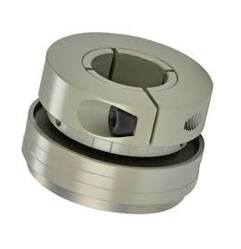 Obraz jest ucieleśnieniem dynamiki, lekkości i precyzyjnej ochrony dla nowoczesnych napęd&oacute;w (szczeg&oacute;lnie serwo). Kompozycja jest sterylna, high-tech i minimalistyczna, odzwierciedlając kompaktową budowę sprzęgła KTR SYNTEX&reg;-NC. Dominują w niej chłodne barwy: matowe srebro aluminium (dla zmniejszenia masy wirującej) oraz lśniąca stal sprężynowa. Całość jest osadzona w kontekście autoryzowanego polskiego dystrybutora DAKAM. W centrum uwagi, na czystej, metalowej lub białej powierzchni, znajduje się starannie wyeksponowane bezluzowe sprzęgło przeciążeniowe KTR SYNTEX&reg;-NC: &bull;	Lekka konstrukcja: Prezentowany jest element o zwartej budowie, wykonany w dużej mierze z lekkich stop&oacute;w aluminium. Wizualnie komunikuje to niską bezwładność, kluczową dla dynamicznych aplikacji serwo. &bull;	Sprężyny talerzowe: Ujęcie makro eksponuje pakiet precyzyjnych sprężyn talerzowych, kt&oacute;re dociskają elementy blokujące (kulki/wałeczki). To serce mechanizmu, zapewniające dokładne ustawienie momentu wyłączenia. &bull;	System zaciskowy: Widoczne są śruby zaciskowe w piaście, co symbolizuje bezluzowe, sztywne połączenie z wałem silnika. &bull;	Nakrętka regulacyjna: Charakterystyczna nakrętka z podziałką (lub otworami regulacyjnymi) sugeruje możliwość precyzyjnego nastawienia momentu obrotowego. &bull;	Marka Premium: Na korpusie widoczne jest precyzyjne, laserowo grawerowane logo "KTR" oraz typ "SYNTEX&reg;-NC", co jest gwarancją autentyczności. Tło jest subtelnie rozmyte (efekt bokeh), ale jednoznacznie wskazuje na profesjonalną dystrybucję na terenie Polski: &bull;	Nowoczesny magazyn DAKAM: W tle widać rzędy regał&oacute;w z systemem drobnicowym, wypełnionych uporządkowanymi, oryginalnymi opakowaniami KTR. Duża ilość towaru na stanie wizualnie potwierdza status "sprawdzonego dystrybutora" i dostępność. &bull;	Logo Dystrybutora: W dyskretnym, ale widocznym miejscu umieszczone jest logo DAKAM, z dopiskiem "Autoryzowany Dystrybutor KTR", co buduje markę jako eksperta od zabezpieczeń napęd&oacute;w precyzyjnych. Obraz niesie jasny komunikat: "Jako autoryzowany polski dystrybutor DAKAM, posiadamy na stanie kompaktowe, bezluzowe sprzęgła przeciążeniowe KTR SYNTEX&reg;-NC, zapewniające skuteczną ochronę serwonapęd&oacute;w i wysoką dynamikę pracy".