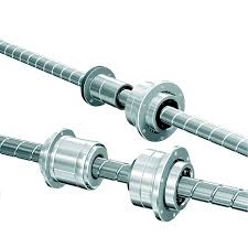 Precyzja dla robotyki. Mechanizmy THK do ruchu posuwistego i obrotowego – DAKAM. Obraz jest ucieleśnieniem najwyższej japońskiej inżynierii mechatronicznej i ultra-precyzyjnej integracji, które są synonimem najbardziej zaawansowanych produktów THK. Kompozycja jest sterylna, high-tech i niezwykle szczegółowa, idealnie oddając unikalny charakter mechanizmu, który łączy w sobie dwie funkcje w jednym komponencie. Całość jest osadzona w kontekście autoryzowanego polskiego dystrybutora DAKAM. W centrum uwagi, na czystej, metalowej lub białej powierzchni, znajduje się Mechanizm Śrubowo-Toczno-Obrotowy THK (Ball Screw Spline), np. z serii BNS. Jego unikalna konstrukcja jest kluczowym elementem wizualnym: • Unikalny wał: Prezentowany jest idealnie wyszlifowany wał, który na tej samej osi posiada dwa typy bieżni: 1. Precyzyjny gwint śruby kulowej (do ruchu liniowego). 2. Wzdłużne rowki wielowypustu kulkowego (do przenoszenia momentu obrotowego). • Zintegrowana nakrętka: Na wale osadzona jest pojedyncza, kompaktowa nakrętka, która w swojej konstrukcji łączy oba systemy. Ujęcie makro lub przekrój (jeśli to grafika koncepcyjna) pokazuje kulki recyrkulujące zarówno w gwincie śruby, jak i w rowkach wielowypustu. • Wizualne przesłanie: Ta hybrydowa konstrukcja wizualnie komunikuje kluczową, unikalną zdolność mechanizmu: jednoczesne wykonywanie precyzyjnego ruchu liniowego (posuwistego) i ruchu obrotowego, co jest niezbędne w zaawansowanych ramionach robotów (SCARA) i systemach montażowych. • Marka Premium: Na zewnętrznej powierzchni nakrętki widoczne jest wyraźne, laserowo grawerowane logo "THK", co jest gwarancją autentyczności i najwyższej japońskiej jakości. Tło jest subtelnie rozmyte (efekt bokeh), ale jednoznacznie wskazuje na profesjonalną, wielkoskalową dystrybucję na terenie Polski: • Nowoczesny magazyn DAKAM: W tle widać rzędy wysokich regałów magazynowych, wypełnionych uporządkowanymi, oryginalnymi opakowaniami THK. Duża ilość towaru na stanie wizualnie potwierdza status "sprawdzonego dystrybutora". • Logo Dystrybutora: W dyskretnym, ale widocznym miejscu umieszczone jest logo DAKAM, z dopiskiem "Autoryzowany Dystrybutor THK", co buduje jego markę jako zaufanego partnera w dostawach najbardziej zaawansowanych technologii. Obraz niesie jasny komunikat: "Jako sprawdzony polski dystrybutor DAKAM, posiadamy najbardziej zaawansowane mechanizmy śrubowo-toczno-obrotowe (Ball Screw Spline) THK, umożliwiające jednoczesny ruch liniowy i obrotowy, niezbędne do budowy robotów i systemów high-tech".