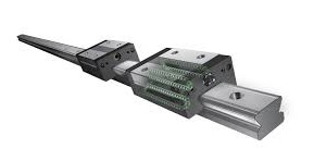 Obraz jest ucieleśnieniem najwyższej japońskiej precyzji i innowacyjności, kt&oacute;re są synonimem marki THK &ndash; pioniera i globalnego lidera w produkcji prowadnic liniowych (LM Guides). Kompozycja łączy w sobie sterylny, high-tech'owy wizerunek produkt&oacute;w z profesjonalizmem i zaufaniem, jakie budzi sprawdzony polski dystrybutor DAKAM. W centrum uwagi, na czystej, metalowej lub białej powierzchni, znajduje się flagowy produkt THK &ndash; prowadnica liniowa z w&oacute;zkiem kulkowym wykorzystującym technologię Caged Ball&reg;. &bull;	Technologia Caged Ball&reg; (Koszyk kulkowy): Kluczowy element kompozycji. Ujęcie makro eksponuje wnętrze w&oacute;zka (bloku liniowego), gdzie widoczne są precyzyjnie ułożone kulki, oddzielone od siebie elementami koszyka (retainera). Ten uporządkowany układ wizualnie komunikuje gł&oacute;wne zalety technologii: ultra-płynny i cichy ruch, eliminację tarcia między kulkami, doskonałe utrzymanie smaru i długotrwałą, bezobsługową pracę. &bull;	Precyzja wykonania: Cały komponent &ndash; zar&oacute;wno lśniąca, idealnie wyszlifowana szyna (rail), jak i kompaktowy w&oacute;zek (block) &ndash; emanuje najwyższą jakością obr&oacute;bki. &bull;	Marka Premium: Na bocznej powierzchni w&oacute;zka widoczne jest wyraźne, laserowo grawerowane logo "THK", co jest gwarancją autentyczności i najwyższej klasy produktu. Tło jest subtelnie rozmyte (efekt bokeh), ale jednoznacznie wskazuje na profesjonalną, wielkoskalową dystrybucję na terenie Polski: &bull;	Nowoczesny magazyn DAKAM: W tle widać rzędy wysokich regał&oacute;w magazynowych, wypełnionych uporządkowanymi, oryginalnymi opakowaniami THK. Duża ilość towaru na stanie wizualnie potwierdza status "sprawdzonego dystrybutora" i gwarantuje szybkie dostawy. &bull;	Kontekst "w Polsce": W rogu obrazu lub jako element graficzny (np. flaga na opakowaniu, znak "Polski Dystrybutor") umieszczony jest akcent podkreślający krajową dystrybucję. &bull;	Logo Dystrybutora: W dyskretnym, ale widocznym miejscu umieszczone jest logo DAKAM, z dopiskiem "Autoryzowany Dystrybutor THK", co buduje jego markę jako zaufanego partnera. Obraz niesie jasny komunikat: "Jako sprawdzony polski dystrybutor DAKAM, posiadamy pełen asortyment innowacyjnych prowadnic liniowych THK z technologią Caged Ball&reg;, dostępnych natychmiast z naszego magazynu". Jest skierowany do konstruktor&oacute;w, producent&oacute;w maszyn CNC, robotyki i dział&oacute;w utrzymania ruchu poszukujących najwyższej precyzji i niezawodności.