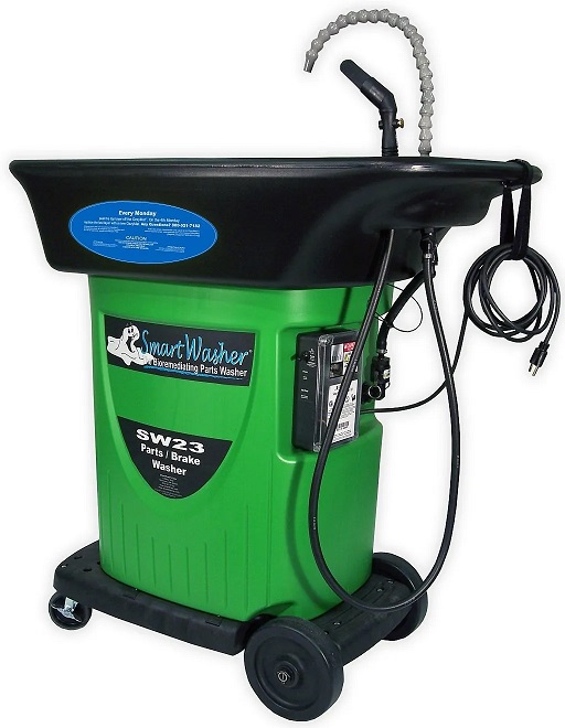 Obraz jest ucieleśnieniem nowoczesnego, bezpiecznego i ekologicznego czyszczenia części w środowisku przemysłowym lub warsztatowym. Kompozycja jest czysta, profesjonalna i skupiona na produkcie, emanując innowacyjnością i dbałością o środowisko pracy. Dominują w niej charakterystyczne dla CRC SmartWasher barwy &ndash; solidny niebieski lub szary kolor obudowy &ndash; oraz czyste, techniczne tło. W centrum uwagi, na czystej posadzce warsztatowej lub białym tle studyjnym, znajduje się myjka warsztatowa CRC SmartWasher (np. popularny model SW-4 lub SW-28). Jej kluczowe cechy są wyraźnie widoczne: &bull;	Solidna konstrukcja: Prezentowana jest wytrzymała, samowystarczalna jednostka myjąca, często wykonana z trwałego tworzywa HDPE. &bull;	Ergonomia pracy: Widoczna jest przestronna wanna (zlew) robocza z kratką ociekową, elastyczny wąż z pędzlem przepływowym do precyzyjnego czyszczenia oraz intuicyjny panel sterowania (np. włącznik pompy, grzałki). &bull;	System bioremediacji: Kluczowy element wizualny &ndash; obok myjki (lub widoczny częściowo pod nią) stoi beczka lub kanister z charakterystycznym, niebieskim płynem myjącym OzzyJuice&reg;. Na powierzchni płynu w wannie lub obok myjki może leżeć biały filtr (mata) OzzyMat&reg;, co wizualnie komunikuje unikalną technologię bioremediacji &ndash; rozkładania zanieczyszczeń przez mikroorganizmy. &bull;	Marka CRC: Na obudowie myjki widoczne jest wyraźne, oryginalne logo "CRC SmartWasher", co jest gwarancją autentyczności i jakości. Tło jest minimalistyczne i profesjonalne, sugerujące czyste i zorganizowane środowisko pracy. Mogą być widoczne inne elementy wyposażenia warsztatowego, ale utrzymane w drugim planie i lekko rozmyte. Branding jest realizowany gł&oacute;wnie przez logo na samej myjce oraz ewentualnie na opakowaniach OzzyJuice&reg;. Logo Dystrybutora: W dyskretnym, ale widocznym miejscu (np. w rogu obrazu) umieszczone jest logo DAKAM, z dopiskiem "Autoryzowany Dystrybutor CRC SmartWasher". &bull;	Magazyn DAKAM: Tło może subtelnie sugerować wnętrze nowoczesnego magazynu DAKAM, z widocznymi regałami i opakowaniami produkt&oacute;w CRC. Obraz niesie jasny komunikat o bezpiecznym, wydajnym i ekologicznym rozwiązaniu do czyszczenia części, stanowiącym alternatywę dla tradycyjnych myjek rozpuszczalnikowych. Skierowany jest do właścicieli warsztat&oacute;w, szef&oacute;w utrzymania ruchu i specjalist&oacute;w BHP.