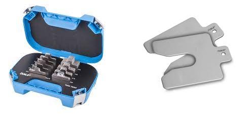 Zestaw SKF TMAS 75/KIT to kompleksowe rozwiązanie przeznaczone do precyzyjnego osiowania maszyn przemysłowych w płaszczyźnie pionowej. Produkowany przez SKF, światowego lidera w dziedzinie łożysk, uszczelnień i system&oacute;w smarowania, zestaw ten stanowi niezawodne i wydajne narzędzie do regulacji wysokości maszyn, co jest kluczowe dla ich optymalnej pracy i długiej żywotności.  Kluczowe Cechy i Skład Zestawu:  Zestaw umieszczony jest w wytrzymałej walizce, kt&oacute;ra zapewnia porządek i ochronę podkładek. Same podkładki wykonane są z wysokiej jakości stali nierdzewnej (gatunek 304S31), co gwarantuje doskonałą odporność na korozję i umożliwia ich wielokrotne użycie. Każda podkładka jest w pełni pozbawiona zadzior&oacute;w, aby uniknąć jakichkolwiek niedokładności podczas procesu osiowania, a także wyraźnie oznaczona grubością w celu łatwej identyfikacji i doboru.  Zestaw SKF TMAS 75/KIT zawiera łącznie 170 precyzyjnie wyciętych podkładek o wymiarach 75 x 75 mm. Asortyment obejmuje szeroki wachlarz grubości, aby sprostać r&oacute;żnorodnym potrzebom regulacyjnym:  0.05 mm: 20 sztuk  0.10 mm: 20 sztuk  0.20 mm: 20 sztuk  0.25 mm: 20 sztuk  0.40 mm: 20 sztuk  0.50 mm: 20 sztuk  0.70 mm: 20 sztuk  1.00 mm: 20 sztuk  2.00 mm: 10 sztuk  Tak bogaty wyb&oacute;r pozwala technikom i inżynierom na osiągnięcie bardzo dokładnego osiowania z zachowaniem wąskich tolerancji. Konstrukcja podkładek ułatwia ich wkładanie i wyjmowanie, co znacząco oszczędza czas podczas prac konserwacyjnych i instalacyjnych.  Zastosowanie:  Gł&oacute;wnym zastosowaniem zestawu SKF TMAS 75/KIT jest pionowe osiowanie szerokiej gamy maszyn, w tym pomp, silnik&oacute;w, sprężarek i generator&oacute;w. Prawidłowe osiowanie jest niezbędne, aby zapobiegać przedwczesnemu zużyciu i awariom sprzęgieł, łożysk oraz uszczelnień. Umożliwiając precyzyjną regulację wysokości, ten zestaw podkładek odgrywa kluczową rolę w zwiększaniu niezawodności i wydajności maszyn przemysłowych, redukcji drgań operacyjnych oraz minimalizowaniu kosztownych przestoj&oacute;w. Komponenty i konstrukcja zestawu czynią go podstawowym narzędziem dla specjalist&oacute;w utrzymania ruchu w r&oacute;żnych gałęziach przemysłu, takich jak produkcja, energetyka czy przetw&oacute;rstwo.