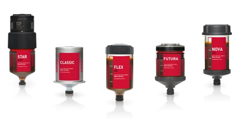 Smarownice automatyczne PERMA Obraz przedstawia asortyment automatycznych smarownic punktowych (single-point lubricators) oraz/lub systemów wielopunktowych (multi-point systems) używanych w przemyśle do precyzyjnego i ciągłego dozowania smaru lub oleju. Główne Elementy (najczęściej występujące) Smarownice Jednopunktowe (Single-Point Lubricators): PERMA STAR VARIO/CONTROL/ULTRA (Napęd Elektromechaniczny): Wyraźnie widoczny, cylindryczny korpus podzielony na dwie główne części. Góra (Napęd): Część wielokrotnego użytku, często szara lub czarna, z wyświetlaczem LCD i przyciskami do programowania czasu dozowania (np. 1–12 miesięcy). Charakterystyczne są dookoła widoczne diody LED (czerwone/zielone) sygnalizujące stan pracy. Dół (LC - Pojemnik ze Smarem): Wymienny wkład (kartridż), zazwyczaj przezroczysty, który pozwala na wizualną kontrolę poziomu smaru. PERMA FLEX/FUTURA (Napęd Gazowy/Elektrochemiczny): Mniejsze, w pełni cylindryczne urządzenia. Zazwyczaj wykonane z przezroczystego tworzywa sztucznego (np. seria FUTURA) lub mają metalową obudowę (PERMA CLASSIC), z widocznym mechanizmem aktywacji (np. pokrętło lub śruba). Smar jest wypychany przez ciśnienie gazu wytworzone w reakcji elektrochemicznej. Systemy Wielopunktowe (Multi-Point Lubrication Systems): Np. PERMA PRO MP-6 lub PRO LINE. W centrum może znajdować się większa jednostka sterująca (pompa), często w szarej lub czarnej obudowie, zasilana bateryjnie lub zewnętrznie. Od tej jednostki odchodzą cienkie przewody smarowe (wężyki) prowadzące do kilku (do 6) punktów smarowania, co wskazuje na możliwość dozowania smaru do wielu łożysk jednocześnie. Elementy Montażowe i Akcesoria: Mogą być widoczne złączki, adaptery, kątowniki oraz uchwyty montażowe (np. zestawy instalacyjne STAR) pozwalające na zdalny montaż smarownic w bezpiecznych i łatwo dostępnych miejscach (np. 5 metrów od punktu smarowania). W tle widoczne są elementy maszyn (np. łożyska, pompy, silniki elektryczne), do których smarownice są podłączone lub przeznaczone. Estetyka i Kontekst Kolorystyka: Dominuje połączenie szarości, czerni i przezroczystości. Przezroczyste korpusy pozwalają na szybką inspekcję ilości smaru. Wzornictwo: Produkty mają zwartą, walcowatą lub prostopadłościenną konstrukcję, co świadczy o ich przeznaczeniu do pracy w trudnych warunkach przemysłowych (często mają klasę ochrony IP65 i certyfikaty Ex). Wydźwięk: Obraz podkreśla automatyzację, precyzję i niezawodność w zakresie kluczowego utrzymania ruchu maszyn, minimalizując ryzyko niedostatecznego lub nadmiernego smarowania.