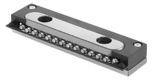 Precyzyjne Prowadnice z Koszykiem SK Schneeberger w DAKAM Koncepcja wizualna: Obraz jest ucieleśnieniem absolutnej gładkości ruchu i braku wibracji. Prezentuje prowadnice liniowe typu SK (Schneeberger) &ndash; czyli klasyczne łożyska liniowe z koszykiem, dedykowane do aplikacji o ograniczonym skoku, gdzie wymagana jest "laboratoryjna" cisza i precyzja. Kompozycja skupia się na detalu koszyka z wałeczkami krzyżowymi, osadzając produkt w profesjonalnym kontekście autoryzowanego polskiego dystrybutora DAKAM. Dominują barwy: lustrzana stal, techniczna czerń (koszyki z tworzywa) lub metaliczny mosiądz (koszyki metalowe). Perfekcja bez recyrkulacji: W centrum uwagi, na czystym stole montażowym, znajduje się rozłożony zestaw prowadnic SK: &bull;	Konstrukcja V-Shape: Widoczne są dwie stalowe szyny z precyzyjnie szlifowanymi bieżniami w kształcie litery "V" (90 stopni). Ich powierzchnia jest idealnie gładka, odbijająca światło. &bull;	Koszyk z Wałeczkami (Serce układu): Pomiędzy szynami znajduje się kluczowy element &ndash; koszyk z wałeczkami ułożonymi na krzyż (Cross-Roller). Ujęcie makro powinno pokazywać naprzemienne ułożenie wałeczk&oacute;w, co wizualnie tłumaczy zdolność do przenoszenia obciążeń z każdego kierunku. &bull;	System Formula-S (Opcjonalnie): Jeśli to nowszy model, warto pokazać detale systemu Formula-S (zębatka w koszyku i na szynie), kt&oacute;ry eliminuje problem "wędrowania koszyka" (cage creep). To symbol niezawodności w każdej pozycji montażowej. &bull;	Brak pulsacji: Obraz ma sugerować statyczność i stabilność &ndash; w przeciwieństwie do w&oacute;zk&oacute;w z obiegiem kulek, tutaj nie ma "skok&oacute;w" przy nawrocie element&oacute;w tocznych. &bull;	Marka Premium: Na boku szyny widoczne jest precyzyjne logo Schneeberger, gwarantujące szwajcarską jakość. Sprawdzony Polski Dystrybutor DAKAM: Tło jest subtelnie rozmyte, ale buduje autorytet: &bull;	Precyzyjny Montaż: W tle może być widoczny mikrometr lub czujnik zegarowy, sugerujący, że te prowadnice są stosowane w urządzeniach pomiarowych. &bull;	Magazyn DAKAM: Pudełka z logo Schneeberger na regałach potwierdzają dostępność. &bull;	Logo Dystrybutora: W dyskretnym, ale widocznym miejscu umieszczone jest logo DAKAM, z dopiskiem "Autoryzowany Dystrybutor Schneeberger". Obraz niesie jasny komunikat: "Dla aplikacji wymagających idealnie płynnego ruchu i wysokiej sztywności, DAKAM oferuje prowadnice z koszykiem wałeczkowym SK Schneeberger. To rozwiązania do zadań specjalnych, gdzie liczy się brak wibracji i mikronowa precyzja".