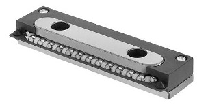 Jednostki Obiegowe SKD Schneeberger (Nieskończony Skok) w DAKAM Obraz jest ucieleśnieniem wolności ruchu i braku ograniczeń. W przeciwieństwie do klasycznych koszyk&oacute;w, kt&oacute;re limitują zasięg pracy, ten obraz prezentuje jednostki obiegowe typu SKD marki Schneeberger. To rozwiązanie, kt&oacute;re pozwala na nieskończony skok przy zachowaniu precyzji szyn typu R. Kompozycja pokazuje kompaktowy blok toczny poruszający się po szynie, osadzony w profesjonalnym kontekście autoryzowanego polskiego dystrybutora DAKAM. Dominują barwy: srebro stali, czarne detale (zaślepki/zgarniacze) i biel tła. Nieskończony skok na szynach R: W centrum uwagi, na czystym blacie technicznym, znajduje się zaaranżowany układ liniowy: &bull;	Szyny (Typ R/RD): Podstawą są znane, precyzyjnie szlifowane szyny stalowe. &bull;	Jednostka SKD (Bohater obrazu): Zamiast płaskiego koszyka między szynami, widoczne są kompaktowe, stalowe bloki (jednostki SKD) osadzone na szynie. o	Detale: Warto pokazać zbliżenie na czoło bloku, gdzie widać obieg kulek (system recyrkulacji). To wizualnie tłumaczy, dlaczego ten element może jechać "w nieskończoność", w przeciwieństwie do koszyka, kt&oacute;ry w końcu wypadłby z szyn. o	Konstrukcja: Blok jest solidny, z czarnymi wycieraczkami na końcach, chroniącymi wnętrze przed brudem. &bull;	Obciążenie: Można zasugerować, że jednostki te mogą pracować w r&oacute;żnych konfiguracjach (pojedynczo lub parami), co daje elastyczność projektową. &bull;	Marka: Na stalowym korpusie jednostki widoczne jest wyraźne logo Schneeberger oraz typ "SKD", co potwierdza oryginalność. Sprawdzony Polski Dystrybutor DAKAM: Tło podkreśla inżynierskie kompetencje dostawcy: &bull;	Schemat Techniczny: W tle może być subtelnie widoczny rozmyty rysunek techniczny pokazujący obieg kulek wewnątrz bloku SKD. &bull;	Magazyn DAKAM: Pudełka z produktami Schneeberger na p&oacute;łkach potwierdzają, że DAKAM oferuje te specyficzne rozwiązania od ręki. &bull;	Logo Dystrybutora: W dyskretnym, ale widocznym miejscu umieszczone jest logo DAKAM, z dopiskiem "Autoryzowany Dystrybutor Schneeberger". Obraz niesie jasny komunikat: "W DAKAM pokonujemy ograniczenia długości. Oferujemy jednostki obiegowe SKD Schneeberger, kt&oacute;re umożliwiają realizację nieskończonego skoku na standardowych szynach typu R, łącząc precyzję z zasięgiem".