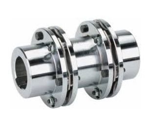 Obraz jest ucieleśnieniem całostalowej precyzji, sztywności skrętnej i bezobsługowości, kt&oacute;re są fundamentem serii sprzęgieł KTR RADEX&reg;-N. Kompozycja jest sterylna, techniczna i nowoczesna, łącząc surowy blask stalowych lamel z profesjonalizmem i dostępnością, jakie budzi autoryzowany polski dystrybutor DAKAM. Dominują w niej chłodne barwy: lśniąca stal nierdzewna, czerń (piasty) oraz techniczna szarość. W centrum uwagi, na czystej, industrialnej powierzchni (np. metalowym stole warsztatowym lub białym tle), znajduje się starannie wyeksponowane sprzęgło lamelowe KTR RADEX&reg;-N: &bull;	Pakiety Lamel (Laminae): Absolutnie kluczowy element wizualny. Ujęcie makro eksponuje pakiety cienkich, elastycznych blaszek ze stali nierdzewnej, skręconych precyzyjnymi śrubami pasowanymi. To serce sprzęgła, kt&oacute;re wizualnie komunikuje zdolność do kompensacji odchyłek przy zachowaniu sztywności skrętnej. &bull;	Konstrukcja: Widoczne są dwie solidne piasty (stalowe) połączone z elementem dystansowym (spacer) za pomocą pakiet&oacute;w lamel. Taka budowa (często dwukardanowa) sugeruje zastosowanie w napędach o dużym rozstawie wał&oacute;w (np. pompy, wentylatory, turbiny). &bull;	Odporność: Surowy, metaliczny wygląd podkreśla odporność na wysokie temperatury (do +280&deg;C) i agresywne środowisko, co odr&oacute;żnia je od sprzęgieł z elastomerem. &bull;	Marka Premium: Na piastach lub elemencie dystansowym widoczne jest wyraźne, laserowo grawerowane logo "KTR" oraz oznaczenie typu "RADEX&reg;-N", co jest gwarancją autentyczności i niemieckiej inżynierii. Tło jest subtelnie rozmyte (efekt bokeh), ale jednoznacznie wskazuje na profesjonalną dystrybucję na terenie Polski: &bull;	Nowoczesny magazyn DAKAM: W tle widać rzędy wysokich regał&oacute;w magazynowych. Są one wypełnione uporządkowanymi, oryginalnymi opakowaniami KTR (często z charakterystycznym niebieskim logo). Duża ilość towaru na stanie wizualnie potwierdza status "sprawdzonego dystrybutora". &bull;	Logo Dystrybutora: W dyskretnym, ale widocznym miejscu umieszczone jest logo DAKAM, z dopiskiem "Autoryzowany Dystrybutor KTR", co buduje jego markę jako zaufanego partnera w dziedzinie techniki napędowej. Obraz niesie jasny komunikat: "Jako autoryzowany polski dystrybutor DAKAM, posiadamy na stanie bezobsługowe, całostalowe sprzęgła lamelowe KTR RADEX&reg;-N, idealne do aplikacji wymagających wysokiej sztywności skrętnej i pracy w wysokich temperaturach".