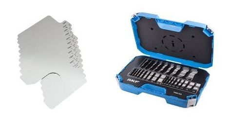 zestaw podkładek regulacyjnych SKF TMAS 100/KIT, podkładki dystansowe SKF 100x100 mm ze stali nierdzewnej, precyzyjne osiowanie maszyny z zestawem SKF