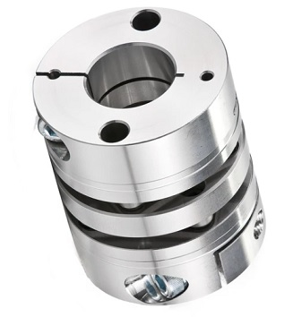 Obraz jest ucieleśnieniem dynamiki, niskiej bezwładności i absolutnej precyzji, dedykowanej do nowoczesnych serwonapęd&oacute;w. Kompozycja jest sterylna, lekka i high-tech, odzwierciedlając kompaktową budowę sprzęgła KTR RADEX&reg;-NC. Dominują w niej chłodne barwy: matowe srebro aluminium (piasty) oraz lśniąca stal nierdzewna (lamele). Całość jest osadzona w kontekście autoryzowanego polskiego dystrybutora DAKAM. W centrum uwagi, na czystej, metalowej lub białej powierzchni, znajduje się starannie wyeksponowane sprzęgło lamelowe KTR RADEX&reg;-NC: &bull;	Lekkie Piasty Aluminiowe: To kluczowy wyr&oacute;żnik serii NC. Widoczne są precyzyjnie obrobione piasty z aluminium (dla zminimalizowania momentu bezwładności). &bull;	Pakiety Lamel (Stainless Steel Laminae): Ujęcie makro eksponuje cienkie, elastyczne pakiety blaszek ze stali nierdzewnej. Ich wielowarstwowa struktura wizualnie komunikuje wysoką sztywność skrętną przy jednoczesnej kompensacji odchyłek wał&oacute;w. &bull;	System Zaciskowy: Wyraźnie widoczne są śruby zaciskowe w piastach, co symbolizuje bezluzowe połączenie z wałem silnika serwo, kluczowe dla precyzyjnego pozycjonowania. &bull;	Kompaktowość: Sprzęgło jest zwarte, co sugeruje idealne dopasowanie do ciasnych przestrzeni w maszynach CNC i robotach. &bull;	Marka Premium: Na aluminiowym korpusie widoczne jest precyzyjne, laserowo grawerowane logo "KTR" oraz typ "RADEX&reg;-NC", co jest gwarancją autentyczności. Tło jest subtelnie rozmyte (efekt bokeh), ale jednoznacznie wskazuje na profesjonalną dystrybucję na terenie Polski: &bull;	Nowoczesny magazyn DAKAM: W tle widać rzędy regał&oacute;w z systemem drobnicowym, wypełnionych uporządkowanymi, oryginalnymi opakowaniami KTR (często białe pudełka z niebieskim logo). Duża ilość towaru na stanie wizualnie potwierdza status "sprawdzonego dystrybutora" i dostępność. &bull;	Logo Dystrybutora: W dyskretnym, ale widocznym miejscu umieszczone jest logo DAKAM, z dopiskiem "Autoryzowany Dystrybutor KTR", co buduje markę jako eksperta od napęd&oacute;w precyzyjnych. Obraz niesie jasny komunikat: "Jako autoryzowany polski dystrybutor DAKAM, posiadamy na stanie precyzyjne, bezluzowe sprzęgła serwo KTR RADEX&reg;-NC, zapewniające wysoką sztywność skrętną i niską bezwładność, niezbędne w dynamicznych układach napędowych".