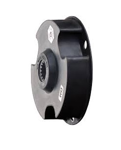 Obraz jest ucieleśnieniem kompaktowej inżynierii i ochrony układ&oacute;w hydraulicznych w maszynach mobilnych. Kompozycja skupia się na charakterystycznej, jednoczęściowej konstrukcji sprzęgła KTR MONOLASTIC&reg;, łącząc wizerunek solidnego elementu gumowo-metalowego z profesjonalizmem i dostępnością, jakie oferuje autoryzowany polski dystrybutor DAKAM. Dominują w niej barwy: głęboka, matowa czerń (elastomer) oraz stal (piasta). W centrum uwagi, na czystej, industrialnej powierzchni (np. metalowym stole warsztatowym), znajduje się starannie wyeksponowane sprzęgło kołnierzowe KTR MONOLASTIC&reg;: &bull;	Jednoczęściowa konstrukcja: To kluczowy wyr&oacute;żnik. Widoczny jest element składający się z zewnętrznego kołnierza (z otworami montażowymi SAE) zwulkanizowanego bezpośrednio z elastomerem i wewnętrzną piastą. Ta monolityczna budowa wizualnie komunikuje łatwość montażu. &bull;	Element Elastomerowy: Czarna guma naturalna o specyficznym profilu, zaprojektowana do tłumienia słabych drgań skrętnych i kompensacji lekkich niewsp&oacute;łosiowości, chroniąc pompę hydrauliczną. &bull;	Piasta (Hub): W centrum widoczna jest stalowa piasta z wielowypustem (spline), gotowa do nasunięcia na wał pompy hydraulicznej ("plug-in"). &bull;	Marka Premium: Na gumowym elemencie lub metalowym kołnierzu widoczne jest wyraźne, wytłoczone oznaczenie "KTR" oraz typ "MONOLASTIC&reg;", co jest gwarancją autentyczności. Tło jest subtelnie rozmyte (efekt bokeh), ale jednoznacznie wskazuje na profesjonalną dystrybucję na terenie Polski: &bull;	Nowoczesny magazyn DAKAM: W tle widać rzędy regał&oacute;w magazynowych, wypełnionych uporządkowanymi, oryginalnymi opakowaniami KTR. Duża ilość towaru na stanie wizualnie potwierdza status "sprawdzonego dystrybutora". &bull;	Logo Dystrybutora: W dyskretnym, ale widocznym miejscu umieszczone jest logo DAKAM, z dopiskiem "Autoryzowany Dystrybutor KTR", co buduje jego markę jako zaufanego partnera w dziedzinie hydrauliki mobilnej. Obraz niesie jasny komunikat: "Jako autoryzowany polski dystrybutor DAKAM, posiadamy na stanie lekkie i wytrzymałe sprzęgła kołnierzowe KTR MONOLASTIC&reg;, idealne do napędu pomp hydraulicznych w małych i średnich maszynach budowlanych (do 100 kW)".