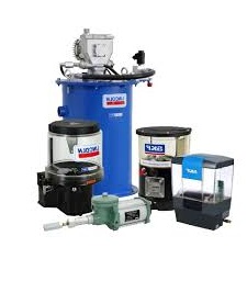 Obraz jest ucieleśnieniem najwyższego poziomu automatyzacji i niezawodności w dziedzinie utrzymania ruchu, prezentując flagowe produkty SKF-LINCOLN. Kompozycja łączy w sobie high-tech'owy wizerunek inteligentnych pomp smarowniczych i precyzyjnych rozdzielaczy z profesjonalizmem i dostępnością, jakie budzi autoryzowany polski dystrybutor DAKAM. Dominują w niej ikoniczne barwy marek &ndash; intensywny niebieski SKF oraz czerwień LINCOLN, połączone z solidną stalą i czernią komponent&oacute;w. W centrum uwagi, na czystej, industrialnej powierzchni (np. metalowym stole warsztatowym lub białym tle), znajduje się starannie zaaranżowany kompletny centralny system smarowania: &bull;	Centralna pompa smarownicza (Wielopunktowa): Gł&oacute;wny element &ndash; solidna, automatyczna pompa smarownicza (np. z serii P203 lub MultiLuber). Wyraźnie widoczne są: o	Zbiornik na smar: (Często przezroczysty, aby pokazać poziom). o	Solidny korpus z silnikiem/napędem. o	Panel sterowania/elektronika: Wskazujące na inteligencję systemu. o	Wiele wyjść (wylot&oacute;w): Kluczowy detal dla smarownicy "wielopunktowej". &bull;	Progresywne rozdzielacze (Dystrybutory): Obok pompy (lub połączone z nią przewodami) leżą precyzyjne, metalowe rozdzielacze progresywne (np. ikoniczna seria SSV). Ich solidna, stalowa lub mosiężna konstrukcja z wieloma wyjściami wizualnie komunikuje zdolność do precyzyjnego dawkowania smaru do wielu punkt&oacute;w maszyny. &bull;	Przewody i złącza: Wysokociśnieniowe przewody łączą pompę z rozdzielaczami, a mniejsze przewody wychodzą z rozdzielaczy, tworząc obraz kompletnego, zintegrowanego systemu. &bull;	Marki Premium: Na wszystkich kluczowych komponentach (pompa, rozdzielacze) widoczne są wyraźne, oryginalne logotypy "SKF" oraz "LINCOLN", co jest gwarancją autentyczności i najwyższej światowej jakości. Tło jest subtelnie rozmyte (efekt bokeh), ale jednoznacznie wskazuje na profesjonalną, wielkoskalową dystrybucję na terenie Polski: &bull;	Nowoczesny magazyn DAKAM: W tle widać rzędy wysokich regał&oacute;w magazynowych, wypełnionych uporządkowanymi, oryginalnymi opakowaniami SKF-LINCOLN. Duża ilość towaru na stanie wizualnie potwierdza status "sprawdzonego dystrybutora". &bull;	Logo Dystrybutora: W dyskretnym, ale widocznym miejscu umieszczone jest logo DAKAM, z dopiskiem "Autoryzowane Centrum System&oacute;w Smarowania" lub "Autoryzowany Dystrybutor SKF-LINCOLN". Obraz niesie jasny komunikat: "Jako autoryzowany polski dystrybutor DAKAM, posiadamy na stanie pełen asortyment komponent&oacute;w do centralnych system&oacute;w smarowania i smarownic wielopunktowych SKF-LINCOLN, niezbędnych do pełnej automatyzacji utrzymania ruchu w Twoim zakładzie".