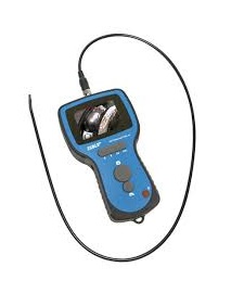 Obraz jest ucieleśnieniem nowoczesnej diagnostyki wizualnej w utrzymaniu ruchu. Kompozycja jest czysta, techniczna i skupiona na produkcie, emanując profesjonalizmem i zaawansowaniem technologicznym. Dominują w niej charakterystyczne dla SKF barwy &ndash; niebieski i szary &ndash; oraz wysokiej jakości materiały, z kt&oacute;rych wykonany jest endoskop. Całość jest osadzona w kontekście autoryzowanego polskiego dystrybutora DAKAM. W centrum uwagi, na czystej, białej lub metalowej powierzchni, znajduje się zestaw endoskopu SKF TKES 10: &bull;	Profesjonalna walizka: Solidna, otwarta walizka transportowa (np. czarna lub szara) z wytłoczonym lub nadrukowanym białym logo "SKF". Jej wnętrze jest wyprofilowane, idealnie dopasowane do komponent&oacute;w zestawu. &bull;	Jednostka gł&oacute;wna: W walizce leży ergonomiczna jednostka sterująca z dużym, kolorowym wyświetlaczem LCD. Ekran jest podświetlony i pokazuje wyraźny obraz z kamery na końcu sondy (np. wnętrze przekładni, łożysko w trudno dostępnym miejscu), co wizualnie komunikuje gł&oacute;wną funkcję urządzenia &ndash; inspekcję wizualną. &bull;	Sonda inspekcyjna (przew&oacute;d): Elastyczny lub p&oacute;łsztywny przew&oacute;d o niewielkiej średnicy wychodzi z jednostki gł&oacute;wnej lub leży obok. Na jego końcu wyraźnie widoczna jest miniaturowa głowica kamery oraz diody LED zapewniające oświetlenie. &bull;	Marka SKF: Na jednostce gł&oacute;wnej oraz walizce widoczne jest wyraźne, oryginalne logo "SKF" oraz oznaczenie modelu "TKES 10", co jest gwarancją autentyczności i światowej klasy technologii. &bull;	(Opcjonalnie) W walizce mogą być widoczne akcesoria, takie jak lusterka boczne, magnesy czy haki montowane na końc&oacute;wce sondy. Tło jest subtelnie rozmyte (efekt bokeh), ale jednoznacznie wskazuje na profesjonalną dystrybucję na terenie Polski: &bull;	Nowoczesny magazyn DAKAM: W tle widać rzędy wysokich regał&oacute;w magazynowych, wypełnionych uporządkowanymi, oryginalnymi, niebieskimi opakowaniami SKF. Duża ilość towaru na stanie wizualnie potwierdza status "sprawdzonego dystrybutora". &bull;	Logo Dystrybutora: W dyskretnym, ale widocznym miejscu umieszczone jest logo DAKAM, z dopiskiem "Autoryzowany Dystrybutor SKF" lub "Centrum Utrzymania Ruchu", co buduje jego markę jako zaufanego partnera w dostawach narzędzi diagnostycznych. Obraz niesie jasny komunikat: "Jako autoryzowany polski dystrybutor DAKAM, posiadamy na stanie profesjonalne endoskopy SKF TKES 10, kt&oacute;re umożliwiają szybką i precyzyjną inspekcję wizualną trudno dostępnych miejsc w maszynach, pomagając w diagnostyce i zapobieganiu awariom".