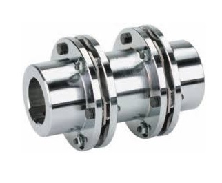 Obraz jest ucieleśnieniem niezawodności, wytrzymałości i standard&oacute;w przemysłu ciężkiego (w tym zgodności z normami API). Kompozycja łączy w sobie surowy, stalowy wizerunek sprzęgła lamelowego RIGIFLEX&reg;-N z profesjonalizmem i logistyczną sprawnością, jakie oferuje autoryzowany polski dystrybutor DAKAM. Dominują w niej barwy: lśniąca stal, matowa szarość i czerń śrub mocujących. W centrum uwagi, na czystej, industrialnej powierzchni (np. metalowym stole warsztatowym), znajduje się starannie wyeksponowane sprzęgło lamelowe KTR RIGIFLEX&reg;-N: &bull;	Pakiety Lamel (Laminae): Absolutnie kluczowy element wizualny. Ujęcie makro eksponuje taliowane pakiety cienkich blaszek ze stali nierdzewnej. Ich precyzyjny kształt i wielowarstwowa struktura wizualnie komunikują zdolność do przenoszenia potężnych moment&oacute;w obrotowych przy jednoczesnej kompensacji odchyłek. &bull;	Element Dystansowy (Spacer): Widoczny jest centralny element dystansowy, kt&oacute;ry łączy dwa pakiety lamel. Ta konstrukcja (często zgodna z normą API 610) sugeruje zastosowanie w pompach procesowych, umożliwiając demontaż wirnika bez przesuwania silnika. &bull;	Solidne Piasty: Masywne, stalowe piasty, gotowe do montażu na wałach o dużych średnicach. &bull;	Śruby pasowane: Wyraźnie widoczne, solidne śruby łączące lamelę z piastami, symbolizujące bezluzowe i bezpieczne połączenie. &bull;	Marka Premium: Na korpusie widoczne jest trwałe, grawerowane logo "KTR" oraz oznaczenie typu "RIGIFLEX&reg;-N", co jest gwarancją autentyczności. Tło jest subtelnie rozmyte (efekt bokeh), ale jednoznacznie wskazuje na profesjonalną dystrybucję na terenie Polski: &bull;	Nowoczesny magazyn DAKAM: W tle widać rzędy wysokich regał&oacute;w magazynowych. Ze względu na wagę i gabaryty tych sprzęgieł, mogą być widoczne solidne skrzynie drewniane lub palety z logo KTR. Duża ilość towaru na stanie wizualnie potwierdza status "sprawdzonego dystrybutora". &bull;	Logo Dystrybutora: W dyskretnym, ale widocznym miejscu umieszczone jest logo DAKAM, z dopiskiem "Autoryzowany Dystrybutor KTR", co buduje jego markę jako partnera w przemyśle chemicznym, petrochemicznym i energetycznym. Obraz niesie jasny komunikat: "Jako autoryzowany polski dystrybutor DAKAM, posiadamy na stanie wysokowydajne sprzęgła lamelowe KTR RIGIFLEX&reg;-N, idealne do napęd&oacute;w pomp, kompresor&oacute;w i wentylator&oacute;w, spełniające najwyższe standardy przemysłowe".