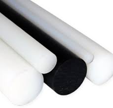 Obraz jest ucieleśnieniem kompleksowej oferty w dziedzinie tworzyw konstrukcyjnych, skupiając się na jednym z najpopularniejszych materiał&oacute;w &ndash; Poliamidzie PA 6. Kompozycja łączy w sobie sterylny, techniczny wizerunek p&oacute;łfabrykat&oacute;w z profesjonalizmem i dostępnością, jakie budzi autoryzowany polski dystrybutor DAKAM. Dominują w niej charakterystyczne barwy PA 6 &ndash; naturalna biel (kolor kości słoniowej/ivory) oraz (dla kontrastu) czerń lub błękit. W centrum uwagi, na czystej, industrialnej powierzchni (np. metalowym stole warsztatowym lub białym tle), znajduje się starannie zaaranżowany zestaw p&oacute;łfabrykat&oacute;w z Poliamidu PA 6: &bull;	R&oacute;żnorodność form: Prezentowane są wszystkie trzy typy p&oacute;łfabrykat&oacute;w: o	Pręty: Solidne, cylindryczne wałki o r&oacute;żnych średnicach. o	Płyty: Starannie docięte płyty o r&oacute;żnych grubościach. o	Tuleje: Puste w środku rury, gotowe do obr&oacute;bki na panewki lub pierścienie. &bull;	Charakterystyczny kolor: Większość element&oacute;w ma naturalny, mleczno-biały (ivory) kolor, kt&oacute;ry jest typowy dla PA 6. &bull;	Warianty (opcjonalnie): Aby pokazać pełną ofertę, obok może leżeć fragment czarnego PA 6 (z MoS2) lub niebieskiego (z olejem), co wizualnie komunikuje dostępność wariant&oacute;w modyfikowanych o lepszych właściwościach ślizgowych. &bull;	Jakość wykonania: Wszystkie elementy mają idealnie gładkie powierzchnie i precyzyjne, czyste cięcia, co świadczy o wysokiej jakości p&oacute;łfabrykat&oacute;w gotowych do precyzyjnej obr&oacute;bki. Tło jest subtelnie rozmyte (efekt bokeh), ale jednoznacznie wskazuje na profesjonalną dystrybucję na terenie Polski: &bull;	Nowoczesny magazyn DAKAM: W tle widać rzędy wysokich regał&oacute;w magazynowych. Regały są wypełnione długimi prętami i tulejami składowanymi w specjalnych tubach lub na stojakach oraz dużymi płytami (formatkami) składowanymi płasko. &bull;	Dostępność: Duża ilość towaru na stanie wizualnie potwierdza status "sprawdzonego dystrybutora" i gwarantuje szybkie dostawy. &bull;	Logo Dystrybutora: W dyskretnym, ale widocznym miejscu umieszczone jest logo DAKAM, z dopiskiem "Centrum Tworzyw Konstrukcyjnych" lub "Autoryzowany Dystrybutor". Obraz niesie jasny komunikat: "Jako sprawdzony polski dystrybutor DAKAM, posiadamy na stanie pełen asortyment Poliamidu PA 6 (w formie płyt, pręt&oacute;w i tulei), gotowego do natychmiastowej wysyłki lub dalszej obr&oacute;bki".