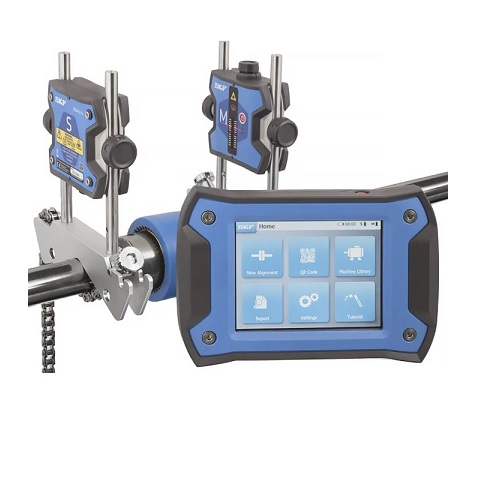 Laserowe Systemy Osiowania Wał&oacute;w SKF TKSA w DAKAM Obraz jest ucieleśnieniem geometrycznej perfekcji i eliminacji błęd&oacute;w montażowych. Przedstawia system z serii SKF TKSA (np. TKSA 41, 51 lub 71) w akcji, ukazując moment idealnego ustawienia maszyn. Kompozycja kontrastuje tradycyjne metody (liniał, szczelinomierz) z laserową precyzją i cyfrową wizualizacją, osadzając to w kontekście oferty autoryzowanego polskiego dystrybutora DAKAM. Dominują barwy: laserowa zieleń/czerwień (wizualizacja wiązki), błękit SKF oraz techniczna szarość. Precyzja, kt&oacute;rą widać: W centrum uwagi, na czystym stanowisku dydaktycznym lub na realnym sprzęgle łączącym silnik z pompą, znajduje się rozstawiony zestaw SKF TKSA: &bull;	Jednostki Pomiarowe (Głowice): Widoczne są dwie bezprzewodowe głowice z detektorami laserowymi, zamontowane po obu stronach sprzęgła (na wale silnika i pompy). Ich nowoczesny design i solidne mocowanie (łańcuchowe lub magnetyczne) sugerują stabilność pomiaru. &bull;	Wizualizacja Wiązki: Można subtelnie zwizualizować (np. p&oacute;łprzezroczystą linią) drogę lasera między głowicami, symbolizującą "niewidzialną linijkę". &bull;	Jednostka Wyświetlająca (Interfejs): Na pierwszym planie (lub w ręku technika) widoczny jest ekran dotykowy (dedykowany tablet lub iPad w przypadku serii TKSA 51/71). Na ekranie widać tr&oacute;jwymiarowy model maszyn z wyraźnym, zielonym znacznikiem i napisem "ALIGNED" lub wartościami bliskimi zeru. To kluczowy moment "sukcesu". &bull;	Ergonomia: Ujęcie podkreśla łatwość obsługi &ndash; intuicyjne ikony, brak kabli (Bluetooth). &bull;	Walizka: W tle otwarta, solidna walizka z idealnie wyciętą pianką, chroniącą cenny sprzęt. Sprawdzony Polski Dystrybutor DAKAM: Tło buduje profesjonalny wizerunek dostawcy: &bull;	Magazyn/Serwis DAKAM: W tle widać zarys regał&oacute;w magazynowych lub st&oacute;ł serwisowy, co potwierdza, że firma nie tylko sprzedaje, ale i rozumie ten sprzęt. &bull;	Logo Dystrybutora: W dyskretnym, ale widocznym miejscu umieszczone jest logo DAKAM, z dopiskiem "Autoryzowany Dystrybutor SKF" lub "Centrum Kompetencji". Obraz niesie jasny komunikat: "Skończ z 'ustawianiem na oko'. W DAKAM oferujemy profesjonalne laserowe przyrządy do osiowania wał&oacute;w SKF TKSA, kt&oacute;re prowadzą Cię krok po kroku do idealnej geometrii, przedłużając życie łożysk i sprzęgieł".