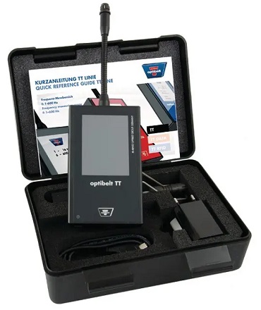 Na zdjęciu widoczna jest czarna, twarda walizka, przeznaczona do przechowywania i transportu miernika. Walizka ma prostą, prostokątną formę i jest wyposażona w solidny uchwyt oraz zatrzaski, kt&oacute;re zapewniają bezpieczne zamknięcie. Na walizce może znajdować się logo producenta, Optibelt, lub naklejka z informacją o zawartości.  Po otwarciu walizki, w jej wnętrzu widać specjalne wycięcia z pianki ochronnej, kt&oacute;re idealnie dopasowane są do kształtu miernika i jego akcesori&oacute;w. W jednym z wycięć znajduje się miernik OPTI-TT TT, a w innych mogą znajdować się sonda pomiarowa na kablu, kable do ładowania lub baterie, oraz instrukcja obsługi.  Całość sprawia wrażenie profesjonalnego i kompletnego zestawu narzędziowego, gotowego do transportu i pracy w terenie. Obraz podkreśla, że produkt jest nie tylko precyzyjny, ale r&oacute;wnież solidnie zabezpieczony.