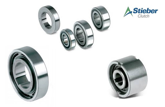 Obraz jest ucieleśnieniem niemieckiej inżynierii precyzyjnej i niezawodności w dziedzinie sprzęgieł jednokierunkowych (wolnobieg&oacute;w), kt&oacute;re są synonimami marki STIEBER (część grupy Altra Industrial Motion / Regal Rexnord). Kompozycja jest sterylna, techniczna i niezwykle dokładna, co odzwierciedla wysoką precyzję i niezawodność tych specjalistycznych komponent&oacute;w. Dominują w niej chłodne, metaliczne barwy stali (często z charakterystycznym, ciemniejszym wykończeniem). Całość jest osadzona w kontekście autoryzowanego polskiego dystrybutora DAKAM. W centrum uwagi, na czystej, metalowej lub białej powierzchni, znajduje się starannie zaaranżowany zestaw sprzęgieł jednokierunkowych STIEBER: &bull;	R&oacute;żnorodność serii: Prezentowanych jest kilka modeli, aby pokazać wszechstronność oferty: o	Wolnobiegi koszykowe (np. seria CSK): Kompaktowe jednostki bez własnych bieżni, przeznaczone do zabudowy. o	Wolnobiegi zintegrowane z łożyskami (np. seria ASNU, AS): Kompletne, samonośne jednostki gotowe do montażu. o	Kompletne zespoły (np. seria AL, ALP): Wolnobiegi w obudowach lub z kołnierzami, do najcięższych zastosowań (np. backstopping). &bull;	Kluczowy detal &ndash; Mechanizm blokujący: Chociaż wnętrze nie jest widoczne, precyzja wykonania zewnętrznych pierścieni i ich idealne spasowanie wizualnie komunikują zaawansowany wewnętrzny mechanizm (elementy zapadkowe/wałeczkowe), kt&oacute;ry gwarantuje natychmiastowe sprzęgnięcie i niezawodne przenoszenie momentu w jednym kierunku oraz swobodny obr&oacute;t w drugim. &bull;	Marka Premium: Na powierzchni pierścieni widoczne jest wyraźne, laserowo grawerowane logo "STIEBER", co jest gwarancją autentyczności i niemieckiej jakości. Tło jest subtelnie rozmyte (efekt bokeh), ale jednoznacznie wskazuje na profesjonalną dystrybucję na terenie Polski: &bull;	Nowoczesny magazyn DAKAM: W tle widać rzędy wysokich regał&oacute;w magazynowych, wypełnionych uporządkowanymi, oryginalnymi opakowaniami STIEBER. Duża ilość towaru na stanie wizualnie potwierdza status "sprawdzonego dystrybutora". &bull;	Logo Dystrybutora: W dyskretnym, ale widocznym miejscu umieszczone jest logo DAKAM, z dopiskiem "Autoryzowany Dystrybutor STIEBER", co buduje jego markę jako zaufanego partnera w dostawach zaawansowanych technologii. Obraz niesie jasny komunikat: "Jako autoryzowany polski dystrybutor DAKAM, posiadamy na stanie pełen asortyment oryginalnych, niemieckich sprzęgieł jednokierunkowych (wolnobieg&oacute;w) STIEBER, niezbędnych do aplikacji typu indexing, backstopping i overrunning".