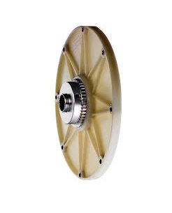 Obraz jest ucieleśnieniem specjalistycznej inżynierii dla hydrauliki mobilnej. Kompozycja skupia się na charakterystycznym wyglądzie sprzęgła KTR BoWex&reg; FLE-PA, łącząc wizerunek solidnego kołnierza z tworzywa z profesjonalizmem i dostępnością, jakie oferuje autoryzowany polski dystrybutor DAKAM. Dominują w niej barwy: intensywny pomarańcz (poliamidowy kołnierz), stal oraz tło magazynowe. W centrum uwagi, na czystej, industrialnej powierzchni (np. metalowym stole warsztatowym), znajduje się starannie wyeksponowane sprzęgło kołnierzowe KTR BoWex&reg; FLE-PA: &bull;	Pomarańczowy Kołnierz (Flange): Absolutnie dominujący element wizualny. Widoczny jest duży, okrągły kołnierz wykonany ze wzmocnionego wł&oacute;knem szklanym poliamidu w charakterystycznym, pomarańczowym kolorze. Widoczne są otwory montażowe na obwodzie, służące do przykręcenia bezpośrednio do koła zamachowego silnika spalinowego (wg normy SAE). &bull;	Stalowa Piasta: Wewnątrz kołnierza (lub leżąca obok, by pokazać uzębienie) znajduje się stalowa piasta z uzębieniem łukowym BoWex&reg;. &bull;	Zasada działania: Ujęcie sugeruje spos&oacute;b montażu &ndash; piasta montowana na wał pompy hydraulicznej wsuwa się w uzębiony kołnierz silnika ("plug-in"). &bull;	Marka Premium: Na pomarańczowym kołnierzu widoczne jest wyraźne, wytłoczone logo "KTR" oraz oznaczenie typu "BoWex&reg; FLE-PA", co jest gwarancją autentyczności i jakości przystosowanej do ciężkich maszyn budowlanych. Tło jest subtelnie rozmyte (efekt bokeh), ale jednoznacznie wskazuje na profesjonalną dystrybucję na terenie Polski: &bull;	Nowoczesny magazyn DAKAM: W tle widać rzędy regał&oacute;w magazynowych. Są one wypełnione uporządkowanymi, oryginalnymi opakowaniami KTR. Duża ilość towaru na stanie wizualnie potwierdza status "sprawdzonego dystrybutora". &bull;	Logo Dystrybutora: W dyskretnym, ale widocznym miejscu umieszczone jest logo DAKAM, z dopiskiem "Autoryzowany Dystrybutor KTR", co buduje jego markę jako zaufanego partnera w dziedzinie napęd&oacute;w hydrostatycznych. Obraz niesie jasny komunikat: "Jako autoryzowany polski dystrybutor DAKAM, posiadamy na stanie specjalistyczne sprzęgła kołnierzowe KTR BoWex&reg; FLE-PA, idealne do łączenia silnik&oacute;w diesla z pompami hydraulicznymi w maszynach budowlanych i rolniczych".