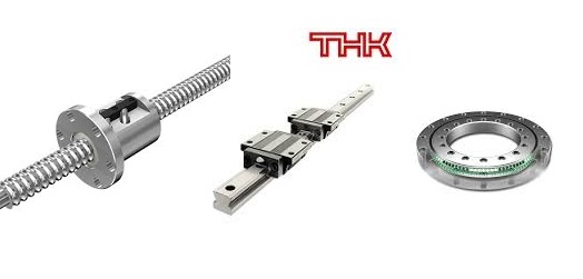 Obraz jest ucieleśnieniem najwyższej japońskiej precyzji i kompleksowej oferty w dziedzinie techniki liniowej, kt&oacute;re są synonimem marki THK &ndash; pioniera i globalnego lidera w tej branży. Kompozycja łączy w sobie sterylny, high-tech'owy wizerunek całego asortymentu produkt&oacute;w THK z profesjonalizmem i dostępnością, jakie budzi autoryzowany polski dystrybutor DAKAM. W centrum uwagi, na czystej, metalowej lub białej powierzchni, znajduje się starannie zaaranżowany zestaw flagowych produkt&oacute;w THK, kt&oacute;ry wizualnie demonstruje kompleksowość oferty (słowo "produkty"): &bull;	Prowadnice liniowe (LM Guides): Stanowią wizualny rdzeń kompozycji. Prezentowana jest szyna (rail) oraz w&oacute;zek (block). Ujęcie makro eksponuje kluczową innowację THK &ndash; technologię Caged Ball/Roller&reg; (kulki/wałeczki w koszyku), co wizualnie komunikuje ultra-płynny i cichy ruch. &bull;	Mechanizmy śrubowo-toczne (Śruby kulowe): Ukazana jest precyzyjnie wykonana śruba z nakrętką kulową, często r&oacute;wnież z technologią Caged Ball&reg;. &bull;	Osie Liniowe (Aktuatory): W kompozycji znajduje się r&oacute;wnież kompletny, zintegrowany moduł liniowy (np. z serii KR lub SKR), kt&oacute;ry wizualnie komunikuje dostępność gotowych do montażu system&oacute;w pozycjonujących "plug-and-play". &bull;	Łożyska Rolkowo-Krzyżowe (Cross-Roller Rings): Precyzyjne, kompaktowe łożysko z charakterystycznymi, krzyżującymi się wałeczkami, symbolizujące ofertę dla robotyki i precyzyjnych stoł&oacute;w obrotowych. &bull;	Marka Premium: Na wszystkich komponentach (w&oacute;zkach, nakrętkach, obudowach) widoczne są wyraźne, laserowo grawerowane logotypy "THK", co jest gwarancją autentyczności i najwyższej japońskiej jakości. Tło jest subtelnie rozmyte (efekt bokeh), ale jednoznacznie wskazuje na profesjonalną, wielkoskalową dystrybucję na terenie Polski: &bull;	Nowoczesny magazyn DAKAM: W tle widać rzędy wysokich regał&oacute;w magazynowych, wypełnionych uporządkowanymi, oryginalnymi opakowaniami THK (pudełka z w&oacute;zkami, kartony z osiami) oraz długimi tubami (z prowadnicami i śrubami). &bull;	Centrum Konfekcjonowania: W dalszym tle widoczny jest fragment warsztatu serwisowego z precyzyjną maszyną do cięcia prowadnic i śrub na wymiar. To wizualny dow&oacute;d na "kompleksową" obsługę. &bull;	Logo Dystrybutora: W dyskretnym, ale widocznym miejscu umieszczone jest logo DAKAM, z dopiskiem "Autoryzowany Dystrybutor THK", co buduje jego markę jako zaufanego partnera. Obraz niesie jasny komunikat: "Jako autoryzowany polski dystrybutor DAKAM, posiadamy na stanie pełen asortyment innowacyjnych produkt&oacute;w THK (prowadnice, śruby, osie, łożyska), dostępnych natychmiast z naszego magazynu, wraz z profesjonalną usługą cięcia na wymiar".