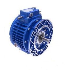 Obraz jest ucieleśnieniem elastyczności i kontroli prędkości w technice napędowej, skupiając się na mechanicznych wariatorach. Kompozycja łączy w sobie solidny, techniczny wizerunek tych urządzeń z profesjonalizmem i dostępnością, jakie budzi autoryzowany polski dystrybutor DAKAM. Dominują w niej industrialne barwy – żeliwo (korpusy), stal (elementy robocze) oraz standardowe kolory farb przemysłowych. W centrum uwagi, na czystej, industrialnej powierzchni (np. metalowym stole warsztatowym lub białym tle), znajduje się starannie zaaranżowany zestaw wariatorów mechanicznych: •	Kluczowy detal – Pokrętło regulacyjne: Na każdej przekładni widoczne jest charakterystyczne pokrętło (koło ręczne), często z wbudowaną skalą. Ten detal wizualnie komunikuje główną funkcję wariatora – możliwość płynnej, manualnej regulacji prędkości obrotowej. •	Różnorodność typów: Prezentowanych jest kilka wariatorów, ukazujących ich różnorodność: o	Wariator samodzielny (z wałami wejściowym i wyjściowym): Solidna, metalowa obudowa, z której wystają wały, gotowe do podłączenia do silnika i maszyny. o	Motowariator (wariator zintegrowany z silnikiem): Gotowa jednostka, w której silnik elektryczny jest bezpośrednio połączony z wariatorem. To wizualny symbol kompletnego, gotowego do pracy napędu o zmiennej prędkości. •	Typy regulacji (wizualnie): Można subtelnie zasugerować różne mechanizmy (np. wariatory tarczowe, stożkowe) poprzez delikatnie różne kształty obudów. •	Marki: Na korpusach widoczne są oznaczenia typu lub logotypy czołowych producentów (np. SIT, Bonfiglioli, Motovario), co buduje zaufanie do oferty dystrybutora. Tło jest subtelnie rozmyte (efekt bokeh), ale jednoznacznie wskazuje na profesjonalną dystrybucję na terenie Polski: •	Nowoczesny magazyn DAKAM: W tle widać rzędy wysokich regałów magazynowych. Na półkach składowane są oryginalne opakowania (kartony) oraz zapas wariatorów i motowariatorów czołowych marek. Duża ilość towaru na stanie wizualnie potwierdza status "sprawdzonego dystrybutora". •	Logo Dystrybutora: W dyskretnym, ale widocznym miejscu umieszczone jest logo DAKAM, z dopiskiem "Centrum Techniki Napędowej" lub "Autoryzowany Dystrybutor", co buduje jego markę jako zaufanego partnera. Obraz niesie jasny komunikat: "Jako sprawdzony polski dystrybutor DAKAM, posiadamy na stanie pełen asortyment niezawodnych wariatorów mechanicznych (samodzielnych i motowariatorów) od najlepszych producentów, umożliwiających płynną regulację prędkości obrotowej w Twoich maszynach".