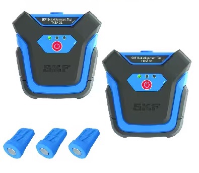 Na tym zdjęciu widoczny jest profesjonalny zestaw do osiowania k&oacute;ł pasowych SKF TKBA 31, umieszczony w wytrzymałej, czarno-czerwonej walizce transportowej. Wewnątrz walizki znajdują się gł&oacute;wne komponenty: emiter laserowy i odbiornik. Oba urządzenia są w kolorze czarnym z charakterystycznymi dla marki SKF, czerwonymi akcentami. Odbiornik ma wyraźny wyświetlacz LCD i podświetlane wskaźniki LED, kt&oacute;re ułatwiają precyzyjne odczyty. Zestaw jest ułożony w specjalnie wyprofilowanej piance, co zapewnia bezpieczeństwo narzędzi podczas transportu.