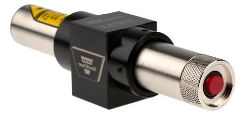 Na zdjęciu widoczne jest niewielkie, prostokątne urządzenie w charakterystycznym, czerwonym kolorze. Jest to laserowy miernik do osiowania k&oacute;ł pasowych, o kompaktowej i solidnej obudowie. Na przedniej ściance urządzenia, w g&oacute;rnej części, znajduje się niewielki otw&oacute;r, z kt&oacute;rego emitowana jest wiązka lasera liniowego.  Z tyłu urządzenia widoczny jest mocny magnes, kt&oacute;ry służy do stabilnego przymocowania wskaźnika do czoła koła pasowego. Magnes zapewnia, że urządzenie nie przesuwa się podczas pomiaru.  Na obudowie lasera widnieje nazwa modelu, LASER POINTER II, co podkreśla profesjonalne przeznaczenie narzędzia. Zdjęcie może przedstawiać urządzenie leżące na czystym stole warsztatowym lub zamocowane na kole pasowym, co pokazuje jego zastosowanie.