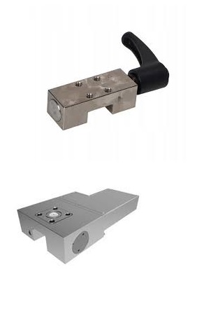 Obraz jest ucieleśnieniem niemieckiej inżynierii precyzyjnej i zaawansowanej technologii hamowania i pozycjonowania w ruchu liniowym, kt&oacute;re są synonimami marki ZIMMER group. Kompozycja jest sterylna, high-tech i niezwykle precyzyjna. Dominują w niej chłodne, metaliczne barwy: precyzyjnie obrobionego, anodowanego na czarno aluminium (z kt&oacute;rego wykonane są zaciski) oraz lśniącej, szlifowanej stali prowadnic liniowych. Całość jest osadzona w kontekście autoryzowanego polskiego dystrybutora DAKAM. W centrum uwagi, na czystej, metalowej lub białej powierzchni, znajduje się fragment precyzyjnej prowadnicy liniowej (np. HIWIN, THK lub Bosch Rexroth). Kluczowym elementem jest pokazanie produkt&oacute;w ZIMMER w ich naturalnym środowisku pracy: &bull;	Element ustalający (manualny): Na prowadnicy zamontowany jest precyzyjny, czarny blok zaciskowy ZIMMER (np. z serii LKE). Jego kluczowym detalem wizualnym jest charakterystyczna czerwona lub czarna dźwignia blokująca. To wizualnie komunikuje funkcję ręcznego, bezpiecznego blokowania w&oacute;zka w precyzyjnej pozycji (np. do przezbrojenia maszyny). &bull;	Zacisk hamulcowy (automatyczny): Obok, na tej samej lub r&oacute;wnoległej prowadnicy, zamontowany jest drugi element &ndash; automatyczny zacisk hamulcowy (np. pneumatyczny z serii MBPS lub elektryczny). Wyraźnie widoczne jest przyłącze pneumatyczne lub elektryczne. To komunikuje funkcję dynamicznego hamowania awaryjnego lub bezpiecznego trzymania w przypadku awarii zasilania (funkcja "fail-safe"). &bull;	Marka Premium: Na obudowach zacisk&oacute;w widoczne jest wyraźne, laserowo grawerowane logo "ZIMMER" lub "ZIMMER GROUP", co jest gwarancją autentyczności i najwyższej niemieckiej jakości. Tło jest subtelnie rozmyte (efekt bokeh), ale jednoznacznie wskazuje na profesjonalną dystrybucję na terenie Polski: &bull;	Nowoczesny magazyn DAKAM: W tle widać rzędy wysokich regał&oacute;w magazynowych, wypełnionych uporządkowanymi, oryginalnymi opakowaniami ZIMMER group. &bull;	Kompleksowa oferta: Obok opakowań ZIMMER, na regałach widoczne są długie tuby z prowadnicami liniowymi (HIWIN, THK, SKF), co wizualnie potwierdza, że DAKAM jest kompleksowym dystrybutorem dostarczającym zar&oacute;wno prowadnice, jak i dedykowane do nich zaciski. &bull;	Logo Dystrybutora: W dyskretnym, ale widocznym miejscu umieszczone jest logo DAKAM, z dopiskiem "Autoryzowany Dystrybutor ZIMMER group". Obraz niesie jasny komunikat: "Jako autoryzowany polski dystrybutor DAKAM, posiadamy na stanie pełen asortyment specjalistycznych, niemieckich zacisk&oacute;w hamulcowych i element&oacute;w ustalających ZIMMER group, idealnie dopasowanych do wszystkich czołowych marek prowadnic liniowych".