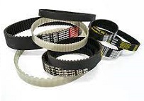 Pasy Zębate GATES &ndash; Amerykańska Moc i Precyzja w DAKAM Obraz jest ucieleśnieniem surowej mocy i technologicznej przewagi. Prezentuje produkty marki Gates &ndash; światowego lidera w dziedzinie przenoszenia napędu &ndash; jako "mięśnie" każdej maszyny. Kompozycja zestawia ikoniczne, czerwone i czarne pasy zębate z zapleczem operacyjnym autoryzowanego polskiego dystrybutora DAKAM, podkreślając usługę cięcia pas&oacute;w z rękawa na dowolną szerokość. Dominują barwy: intensywna czerwień (Poly Chain), głęboka czerń (PowerGrip) i biel logo. Legendarna wytrzymałość: W centrum uwagi, na stole do konfekcjonowania, znajduje się dynamiczna kompozycja pas&oacute;w: &bull;	Gates Poly Chain GT Carbon (Gwiazda): Na pierwszym planie wyr&oacute;żnia się pas o charakterystycznym, czerwonym/bordowym kolorze zęb&oacute;w lub boku. Ujęcie makro eksponuje strukturę pasa, sugerując obecność wł&oacute;kien węglowych (Carbon), kt&oacute;re czynią go silniejszym od łańcucha stalowego. &bull;	Gates PowerGrip (Standard Przemysłowy): Obok leży klasyczny, czarny pas (np. GT3, GT4 lub GTX). Jego grzbiet jest wyraźnie oznaczony białym nadrukiem z logo Gates, typem profilu i długością. &bull;	Struktura (Rękaw): W tle kompozycji stoi szeroki "rękaw" (sleeve) pasa gumowego, z kt&oacute;rego odcięty jest węższy pasek. To kluczowy element wizualny, kt&oacute;ry komunikuje: "W DAKAM dotniemy pas na każdą szerokość, jakiej potrzebujesz". &bull;	Koło Pasowe: Dla kontrastu materiałowego, pas może być przewieszony przez lśniące, stalowe koło zębate, pokazując idealne dopasowanie profilu zęba. Sprawdzony Polski Dystrybutor DAKAM: Tło buduje wizerunek profesjonalnego serwisu: &bull;	Maszyna do cięcia: W tle widać fragment profesjonalnej maszyny do rozcinania rękaw&oacute;w pas&oacute;w, co potwierdza możliwości serwisowe DAKAM. &bull;	Magazyn DAKAM: Regały wypełnione "rękawami" pas&oacute;w Gates świadczą o natychmiastowej dostępności. &bull;	Logo Dystrybutora: W dyskretnym, ale widocznym miejscu umieszczone jest logo DAKAM, z dopiskiem "Autoryzowany Dystrybutor Gates". Obraz niesie jasny komunikat: "W DAKAM oferujemy najmocniejsze pasy na rynku &ndash; Gates Poly Chain i PowerGrip. Dzięki dużym stanom magazynowym w formie rękaw&oacute;w, docinamy dowolną szerokość pasa od ręki, eliminując przestoje w Twojej produkcji".